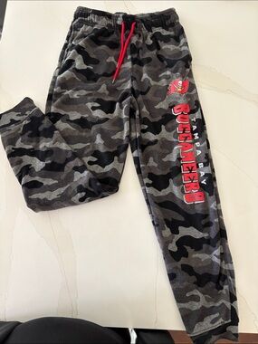Tampa Bay Buccaneers Kids' Camo Joggers with Red Drawstring